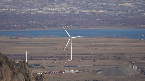 Vista-Aérea-De-Turbinas-Eólicas-En-Boulder,-Colorado