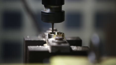 Bronze-Auf-Einer-Drehmaschine,-Bearbeitung-Und-Herstellung-Von-Teilen-Aus-Messing-Auf-Einer-CNC-Maschine