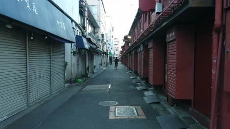 Tokio,-Japan:-Slowmotion-Pov-Bewegt-Sich-Am-Frühen-Morgen-In-Die-Einkaufsstraße-Am-Japanischen-Sensoji-tempel-In-Der-Asakusa-gegend