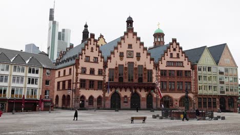 Menschen-Gehen-Im-Winter-Auf-Dem-Römerbergplatz-Mit-Der-Ostfassade-Des-Römergebäudes-In-Frankfurt-Am-Main,-Deutschland