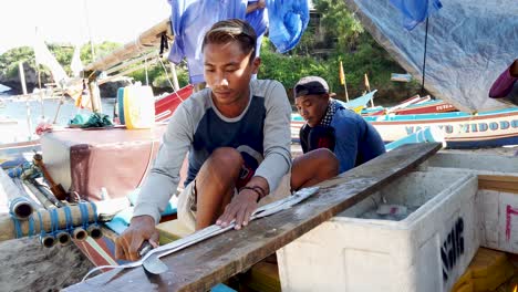 Pescador-Cortando-Pescado-Recién-Capturado,-Pesca-Artesanal-En-Indonesia