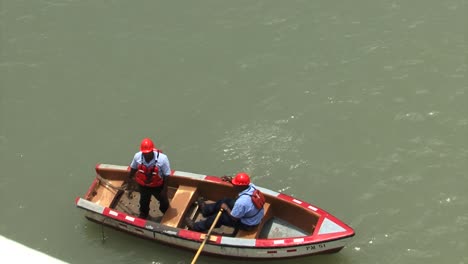 Panama-Canal-workers-bringing-the-lines-in-a-small-rowboat