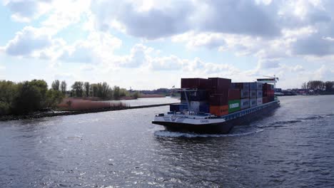 Containerschiff-Fährt-Auf-Dem-Alten-Fluss-Maas-In-Puttershoek
