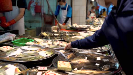 Einkaufen-Auf-Dem-Traditionellen-Fischmarkt-In-Hongkong