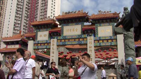 Touristen-Besuchen-Den-Wong-Tai-Sin-Tempel-In-Hongkong,-China
