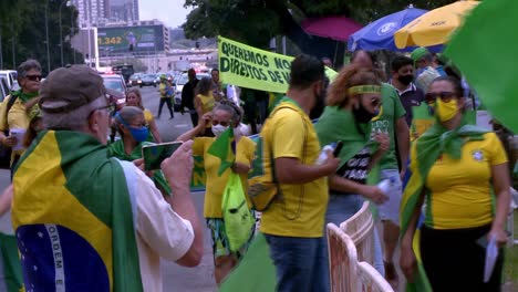 Los-Partidarios-Del-Presidente-Bolsonaro-Llegan-A-Un-Mitin-Público,-Ignorando-La-Pandemia-De-Covid19