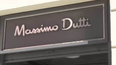 Massimo-Dutti-Logo-Auf-Einem-Einzelhandelsgeschäft