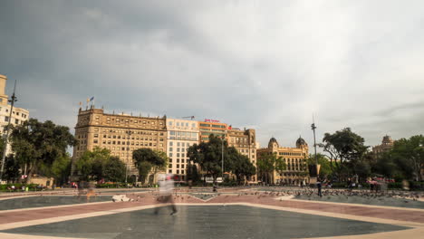 Vida-Rápida-De-La-Ciudad-Acelerando-La-Actividad-Energética-De-Lapso-De-Tiempo-A-Través-De-La-Plaza-Catalunya-Barcelona-España