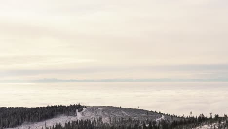 Weitwinkelaufnahme-Mit-überwuchertem-Berggipfel-Bei-Sonnenaufgang-Und-Wolkenlandschaft-Im-Hintergrund