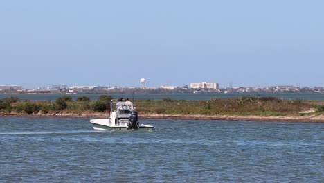 Barco-De-Pesca-Plano-Que-Avanza-Lentamente-A-Través-Del-Canal-Packery-Para-Encontrar-El-Agujero-De-Pesca-Perfecto