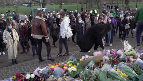 Während-Einer-Mahnwache-Für-Sarah-Everard,-Die-Entführt-Und-Ermordet-Wurde,-Kommen-Leute-Nach-Vorne-Und-Legen-Blumen-An-Einem-Denkmal-Am-Musikpavillon-Von-Clapham-Nieder