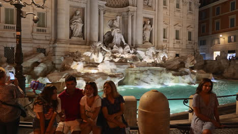 Rom,-Italien---Ca.-September-2020:-Menschen-Am-Nachts-Beleuchteten-Trevi-Brunnen