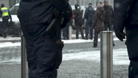 Aufnahme-Eines-Polizisten,-Der-Während-Der-Covid-19-Proteste-Bewaffnet-Auf-Den-Straßen-Von-Helsinki-Steht
