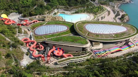Der-Vergnügungspark-New-Ocean-Park-In-Hongkong-Wird-Nach-Der-Sperrung-Des-Koronavirus-Aus-Der-Vogelperspektive-Wiedereröffnet