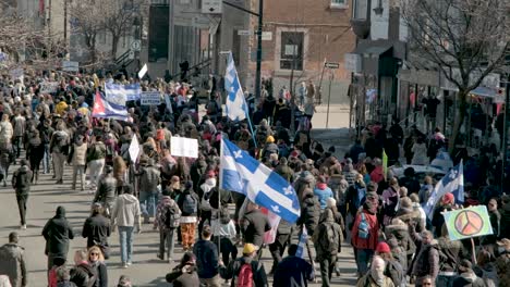 Protesta-Pacífica-Contra-Las-Protestas-De-Cierre-En-Las-Calles-De-Montreal,-Canadá