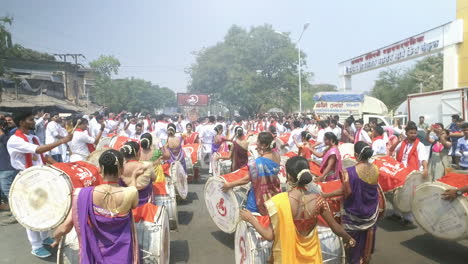 Die-Menschen-In-Indien-Im-Bundesstaat-Maharastra-Feiern-Die-Traditionellen-Feste,-Indem-Sie-Dhol-Tasha-Spielen,-Also-Trommeln-Und-Gongs
