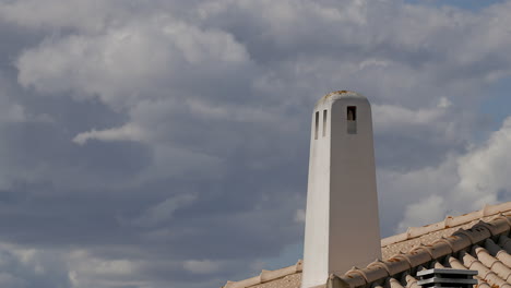 Zeitraffer-Traditioneller-Algarve-Schornstein-Mit-Sich-Schnell-Bewegenden-Wolken