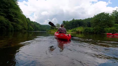 Kayak-A-Lo-Largo-Del-Río-Nuevo-En-El-Condado-De-Ashe-Nc-Cerca-De-West-Jefferson-Nc,-Cerca-De-Boone-Nc