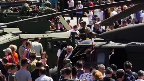 Personas-Que-Visitan-Vehículos-Blindados-Y-Helicópteros-Durante-Un-Desfile-Militar-En-Tirana