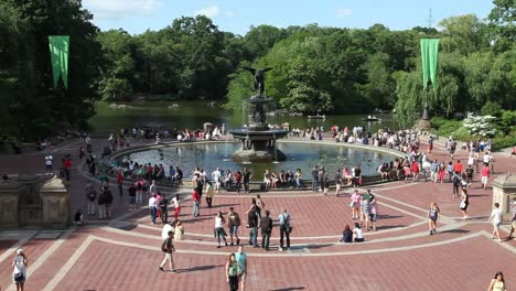 Sunny-day-at-Bethesda-Fountain-in-Central-Park,-New-York-City