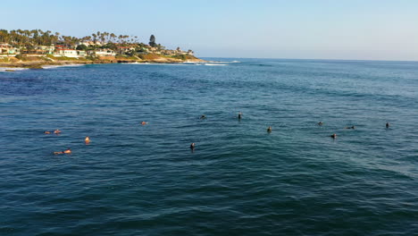 Surfers-On-Surfboards-Wait-For-Waves-At-La-Jolla-Beach-In-San-Diego,-California,-USA