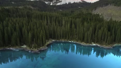 Lago-Azul-Y-Cordillera-Durante-La-Puesta-De-Sol