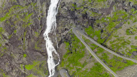 Vista-Aérea-De-La-Cascada-Stigfossen-Al-Lado-Del-Paso-De-Montaña-De-Trollstigen-En-Noruega