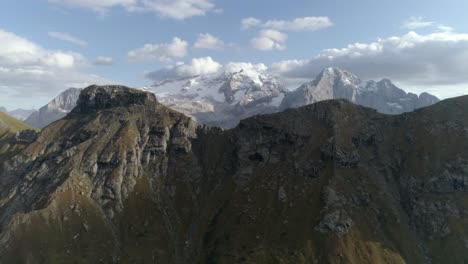 Hohe-Epische-Antenne-Der-Italienischen-Dolomiten-Im-Hintergrund,-Bedeckt-Mit-Schnee-Bei-Sonnigem-Wetter