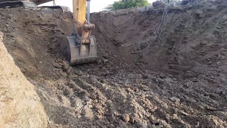 Toma-De-Video-De-Excavación-De-Excavadoras-De-Construcción-Y-Vertido-En-Pilas-De-Suelo-En-India