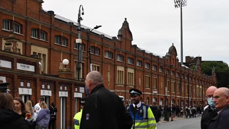 Vista-De-Lapso-De-Tiempo-De-Personas-Fuera-De-La-Cabaña-Cobarde-Dentro-De-Fulham