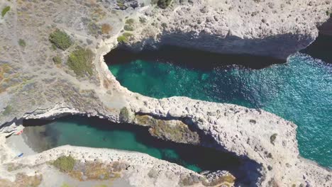 Hermosa-Playa-Y-Costa-De-Papafragas-Con-Cuevas-Y-Acantilados-Formados-Por-Actividad-Volcánica,-Isla-De-Milos,-Grecia