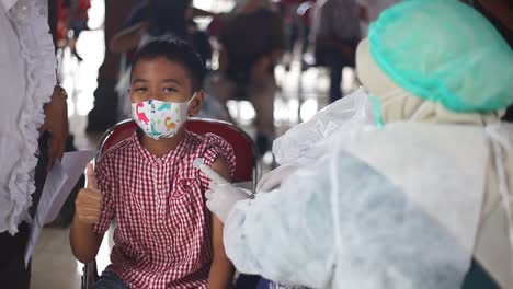 Yogyakarta,-Indonesien-–-20.-Dezember-2021:-Ein-Grundschuljunge-Erhält-Den-Covid-19-Impfstoff