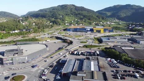 Vista-Aérea-En-Movimiento-Hacia-Arriba-Del-Enorme-Edificio-Ikea-Y-El-Centro-Comercial-Gullgruven---Autopista-Con-Mucho-Tráfico-En-Los-Alrededores---Día-Despejado-De-Verano-Asane-Noruega