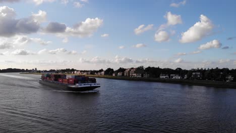 Buque-Portacontenedores-Del-Interior-De-Missouri-Navegando-Por-El-Río-Noord