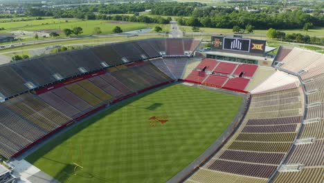 Big-12-College-Football-Stadion,-Iowa-State-University