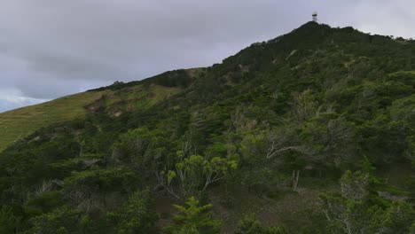 Kamera-Erfasst-Die-Hügel-Von-Pico-Castelo-Bei-Teilweiser-Sonneneinstrahlung-Und-Wolkendecke