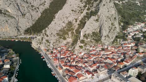Omiš,-Kleine-Stadt-Und-Hafen-An-Der-Mündung-Des-Flusses-Cetina,-Kroatien