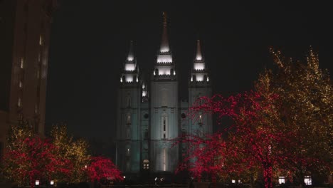 Hermosas-Luces-Alrededor-Del-Templo-De-Salt-Lake-Durante-La-Navidad-En-El-Centro-De-Salt-Lake-City