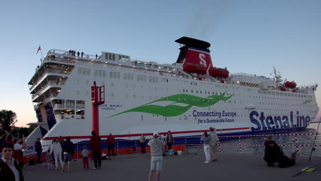 Stena-Spirit---Ferry-De-Crucero-Propiedad-De-Stena-Line---Partiendo-Del-Puerto-De-Gdynia-Al-Atardecer,-La-Gente-Vino-A-Despedir-A-Los-Viajeros-Y-Agitando-Las-Manos-Desde-El-Muelle