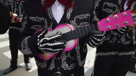 Ein-Mann-In-Einem-Mariachi-Outfit-Und-Einer-Totenkopfmaske-Spielt-Eine-Ukulele-Bei-Den-Jährlichen-Feierlichkeiten-Zum-Tag-Der-Toten-In-Mexiko-Stadt
