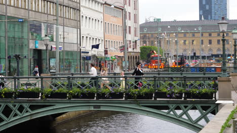 Menschen,-Die-Auf-Einer-Fußgängerbrücke-über-Den-Fluss-Vor-Dem-Einkaufszentrum-Nordstan-In-Göteborg,-Schweden,-Spazieren