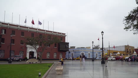 Escena-Callejera-Cerca-De-La-Plaza-Principal,-Trujillo,-La-Libertad,-Perú