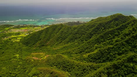 Folgen-Sie-Der-Bergkette-In-Richtung-Küste-Auf-Oahu,-Hawaii