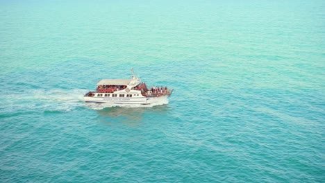 Transbordador-Navegando-En-El-Paisaje-Acuático-Azul-De-La-Playa-De-Peñíscola-En-Castellón,-Comunidad-Valenciana,-España