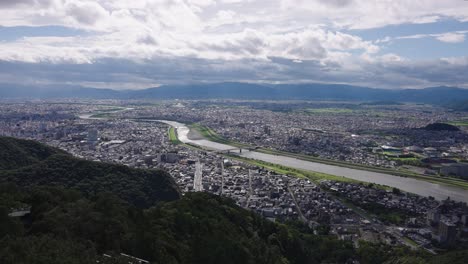Gifu-Stadt-Und-Der-Nagara-Fluss,-Von-Der-Burg-Gifu-Aus-Gesehen