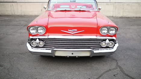 Vorderansicht-Des-Chevrolet-Impala-Von-1958-Auf-Dem-Parkplatz