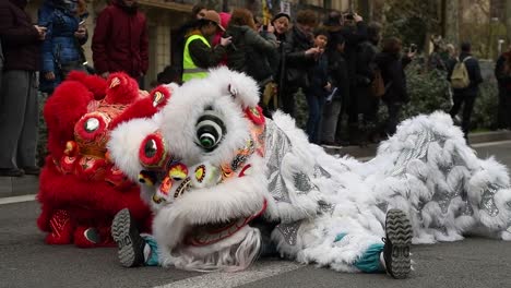 Leones-Chinos-Actuando-En-La-Calle-Durante-La-Celebración-Del-Año-Nuevo-Chino