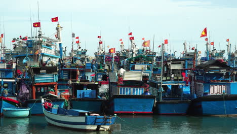 Vietnamesische-Fischerboote-Mit-Flaggen