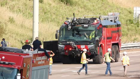 Bomberos-En-La-Escena-Del-Accidente-De-Un-Petrolero-En-Brampton,-Canadá