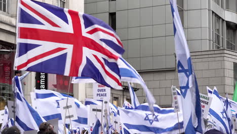 Banderas-Israelíes-Y-Británicas-Ondean-Durante-Una-Protesta-Pro-israel-Frente-A-La-Embajada-Israelí-En-Londres